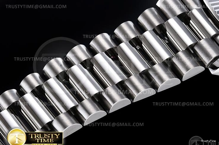 0513 RDD0220E – DayDate 36mm Functional 700